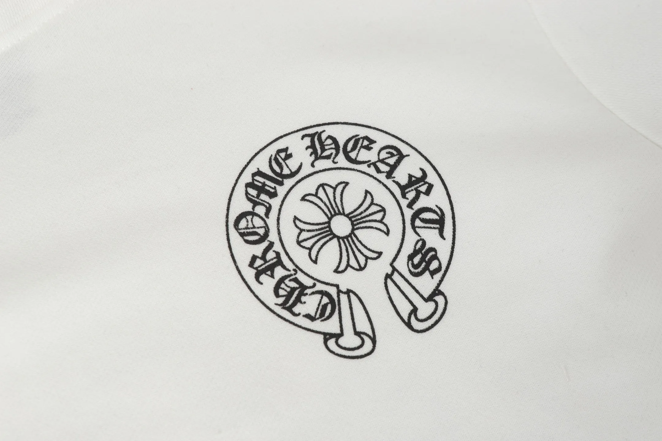 P230 Cross-border model, please do not place an order if you are pursuing quality - Chrome Hearts/Chrome Hearts basic horseshoe Sanskrit printed hooded sweatshirt - High weight, high density and high quality. The wool is soft, delicate and skin-friendly. Soft and silky to the touch. Excellent warmth and skin-friendly properties. - Custom-woven and custom-dyed, no color difference. No matter the fabric or workmanship details, it beats the ordinary version on the market. - Hardware zipper accessories are all customized, full of details - Color: black white - Size: S M L XL